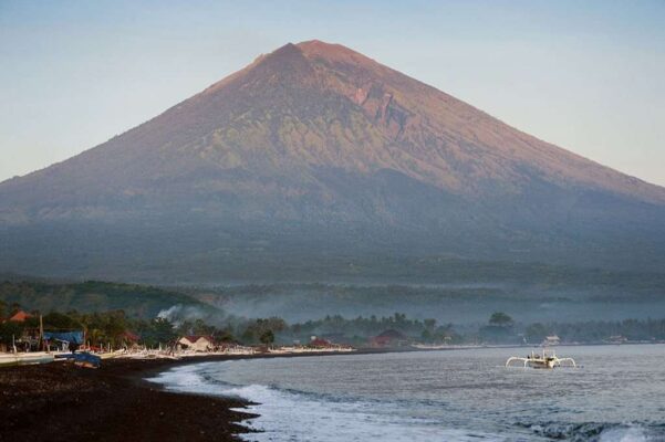 The active volcano Gunung Agung, Bali