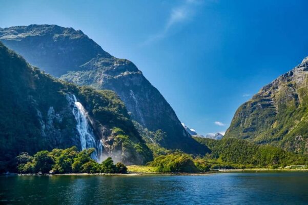 the Rushing water of Bowen falls, it is the biggest waterfall in the Milford Sounds