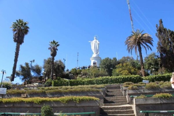 Image of a white Christ in the top of the Hill of San Cristóbal in Santiago de Chile