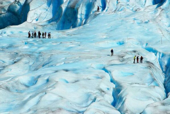 People hiking at the Jostedalsbreen glacier
