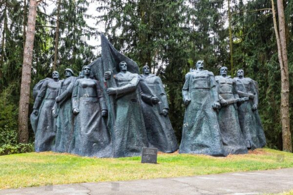 Monument of Soviet partisans at Grutas park