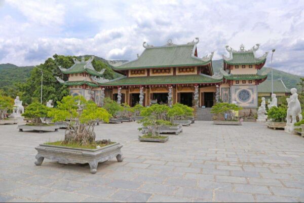 Admire the Phap Lam Pagoda